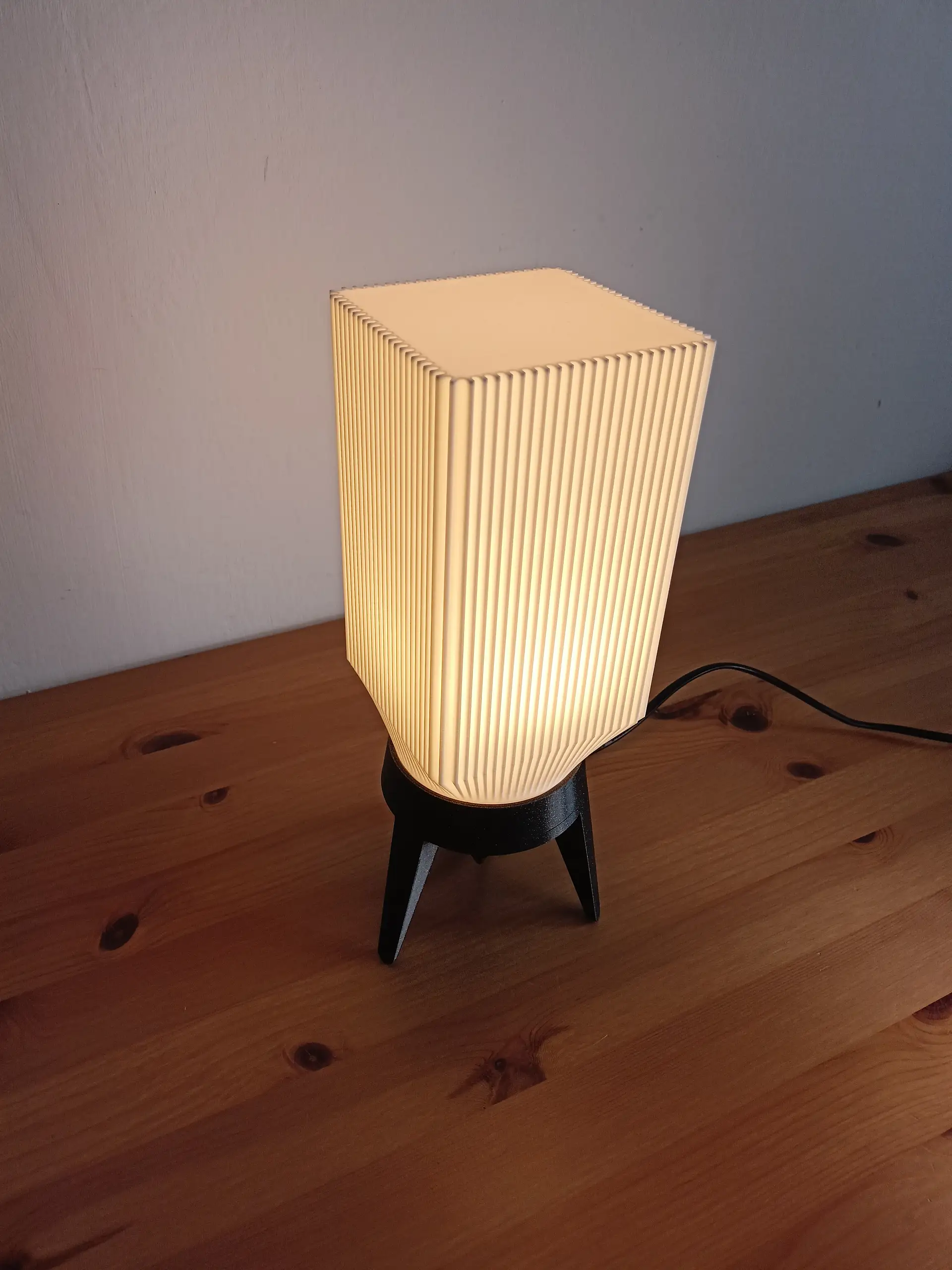 Rozsvícená designová stolní lampa s tištěným stínidlem