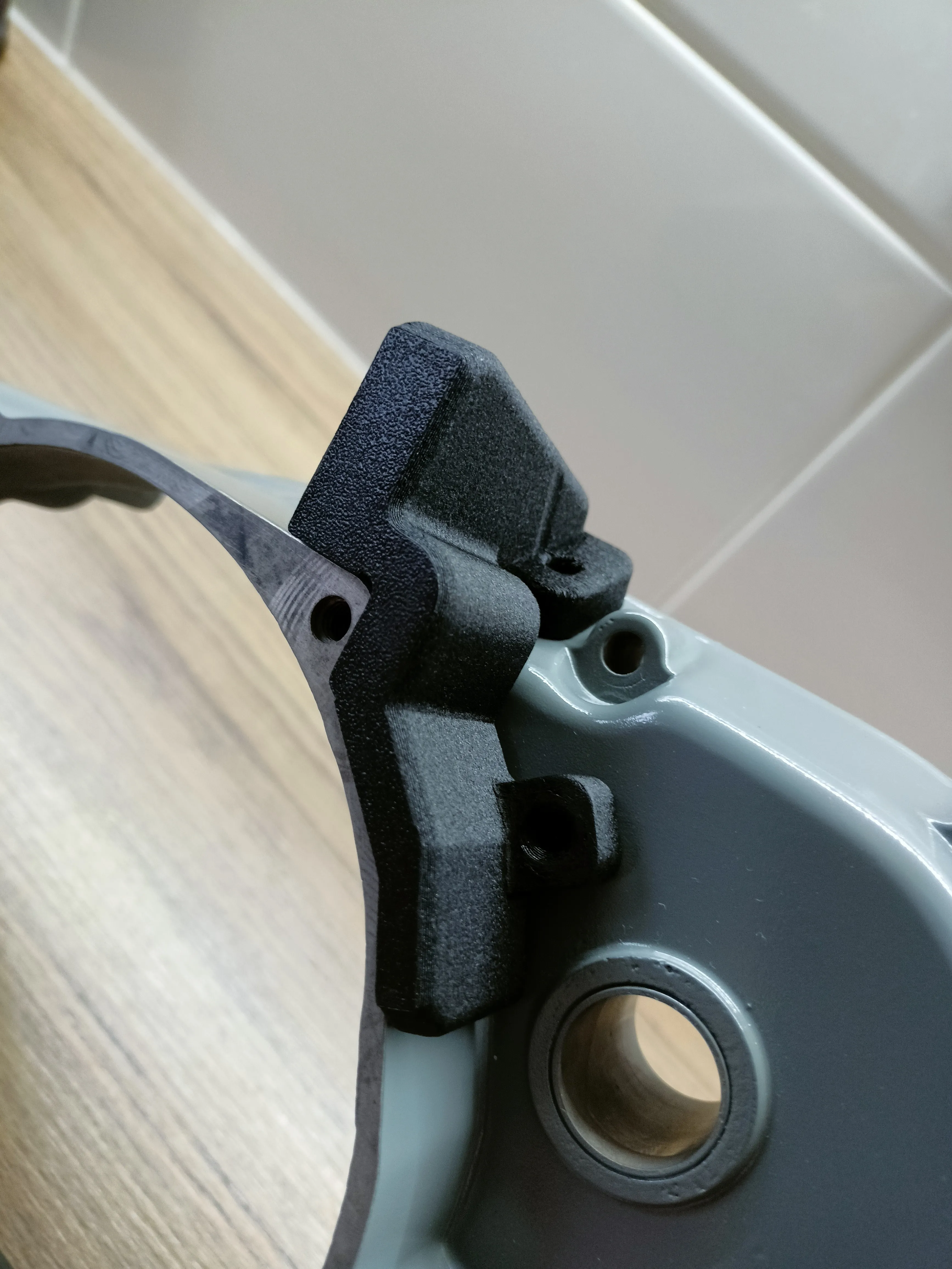 Náhradní úchyt po lakování, barevně sladěný s okolím