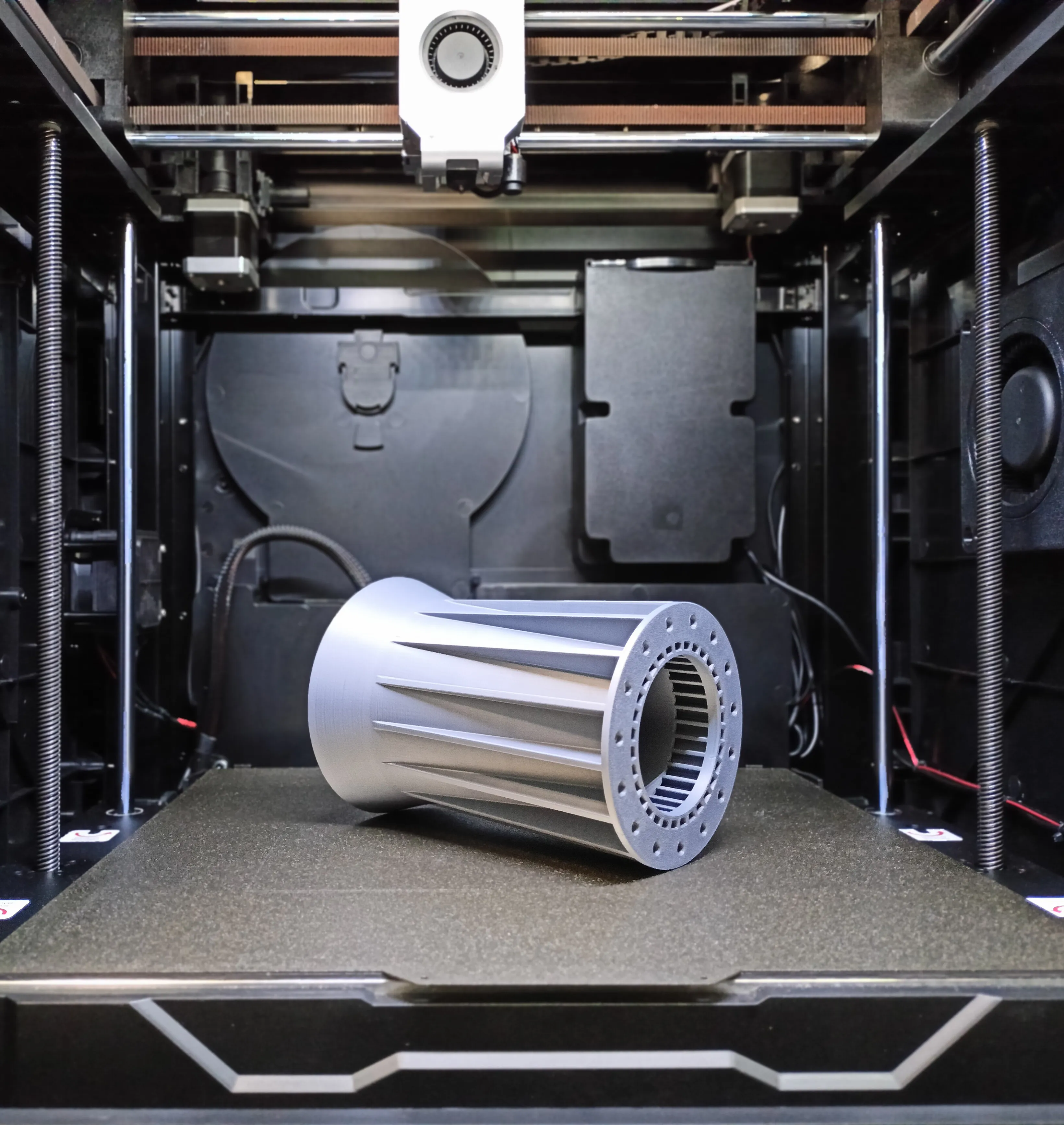 3D tiskárna v provozu při sériové výrobě dílů
